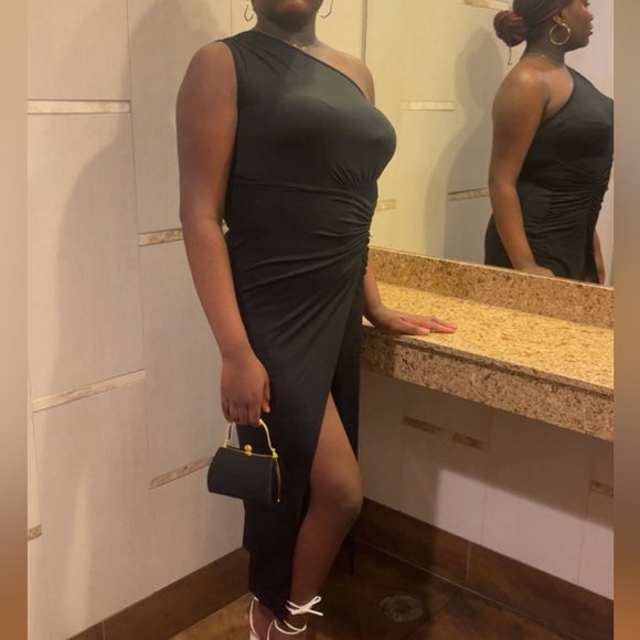 Black asymmetrical dress - Picture 1 of 3